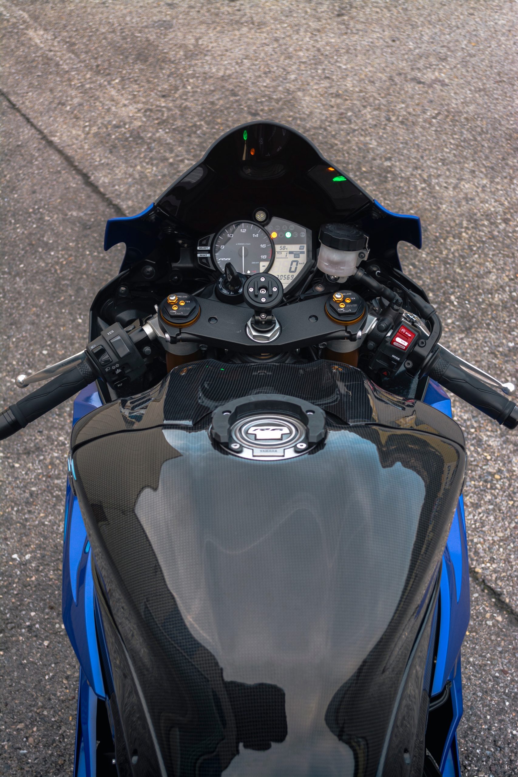 Composants moto Carbon2Race en fibre de carbone Vue depuis la selle d’une moto sportive équipée d’un cache-réservoir et d’éléments de poste de pilotage Carbon2Race en fibre de carbone